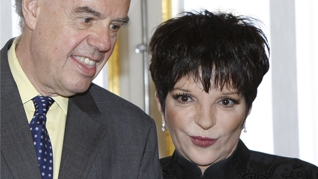Americká zpěvačka a herečka Liza Minnelliová s Řádem čestné legie, který Americká zpěvačka a herečka Liza Minnelliová s Řádem čestné legie, který
