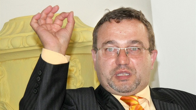 Ministr školství Josef Dobeš během tiskové konference v Praze (11. července Ministr školství Josef Dobeš během tiskové konference v Praze (11. července
