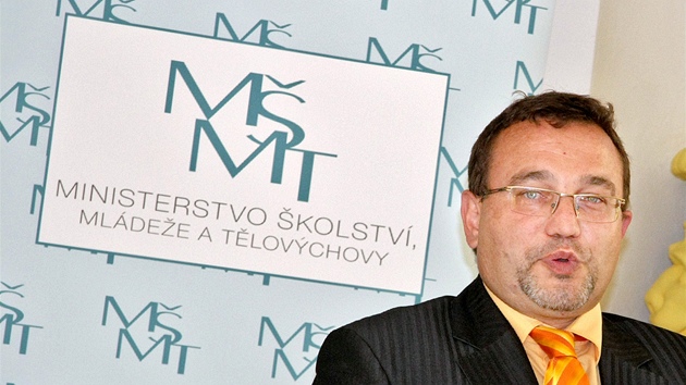 Ministr školství Josef Dobeš během tiskové konference v Praze (11. července Ministr školství Josef Dobeš během tiskové konference v Praze (11. července