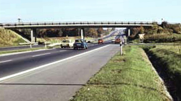 Typický obrázek provozu na dálnici D1 u Prahy v polovin sedmdesátých let