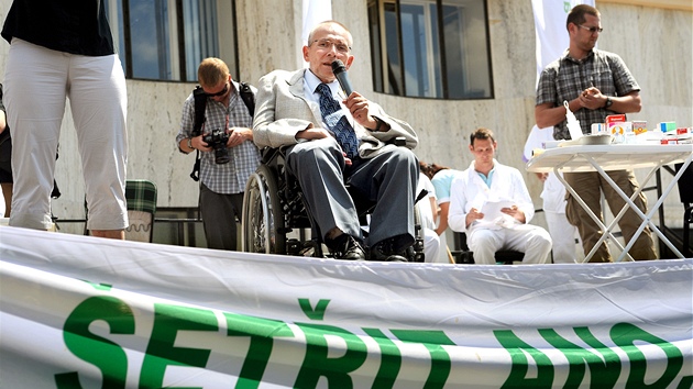 Šéf Národní rady osob se zdravotním postižením Václav Krása při protestu odborů Šéf Národní rady osob se zdravotním postižením Václav Krása při protestu odborů