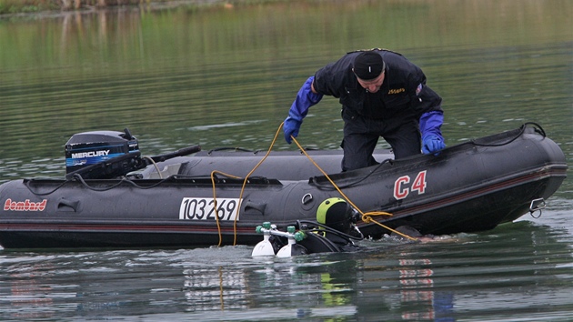 Potápi pátrají po utonulém v nádri ve Vraném na Novojiínsku.