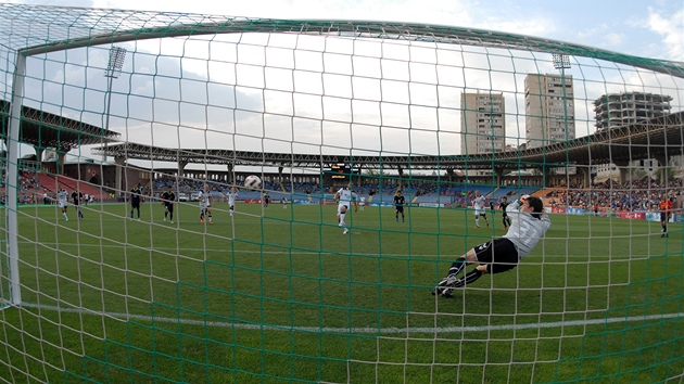 BAKO PODRUHÉ. Plzeský tým brzy zvýí své vedení v Jerevanu na tígólové. Marek Bako svou penaltu bezpen promnil a podruhé se zapsal do stelecké listiny.