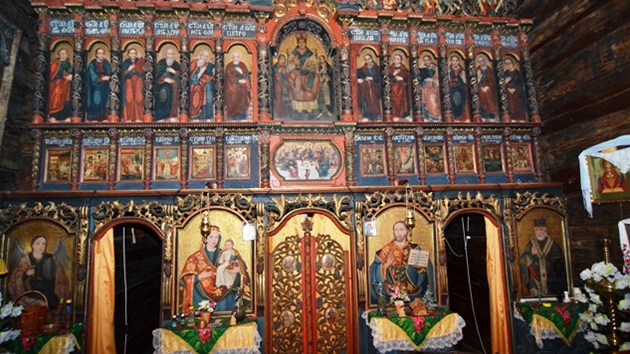 Výzdoba devného kostelíku v Jiráskových sadech v Hradci Králové. 