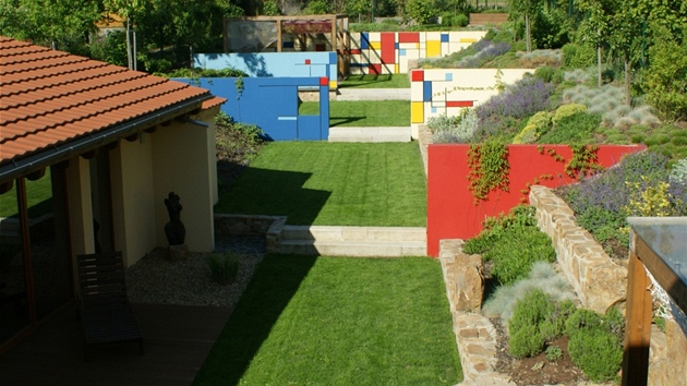 Zahrada je v podstat zahloubená v terénu a rozdlená betonovými panely do