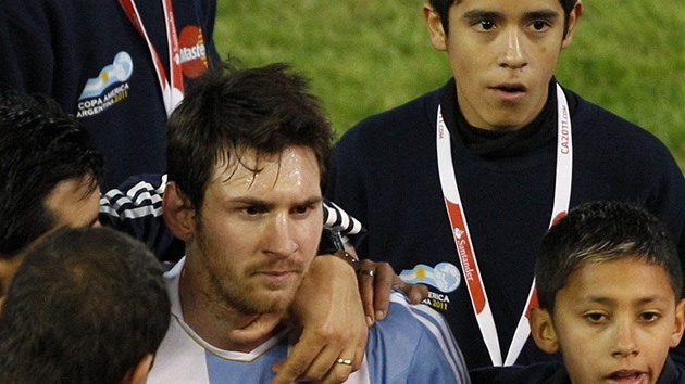 JSI NÁŠ Argentinský útočník Lionel Messi s mladými ifotbalisty po utkání s JSI NÁŠ Argentinský útočník Lionel Messi s mladými ifotbalisty po utkání s