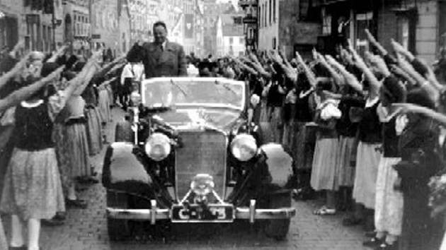 Konrada Henleina vítají obyvatelé Ae (2. íjna 1938).