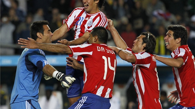 JSME V SEMIFINÁLE. Fotbalisté Paraguaye se radují z postupu do semifinále