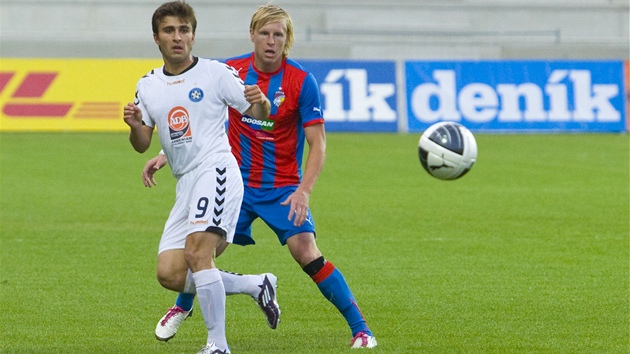 František Rajtoral z Plzně (vpravo) a Edgar Malakjan z Pjuniku Jeravan sledují František Rajtoral z Plzně (vpravo) a Edgar Malakjan z Pjuniku Jeravan sledují