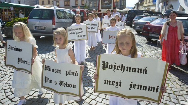 Zázraný obraz panny Marie Klatovské ukazuje fará arcidkanského kostela v Klatovech Antonín Bachan.