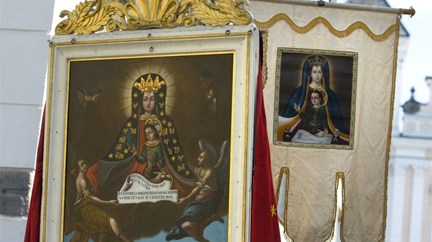 Zázraný obraz panny Marie Klatovské ukazuje fará arcidkanského kostela v Klatovech Antonín Bachan.