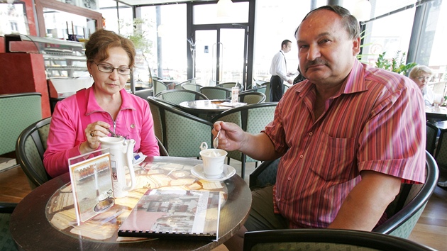 Viera Kacinová z Nitry s manelem Romanem na karlovarské vídelní káv.