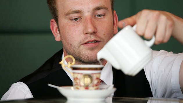 Barman Jan Pavel zaléva karlovarskou vídelní kávu. 