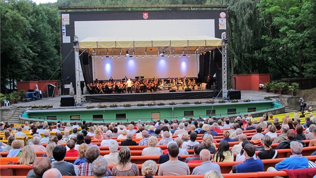 Pi filmovém festivalu si lidé do zrekonstruovaného letního kina cestu nali.