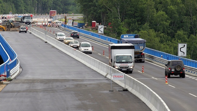 Rozšířený most na nové silnici R6 u Transmotelu už funguje obousměrně, ale Rozšířený most na nové silnici R6 u Transmotelu už funguje obousměrně, ale
