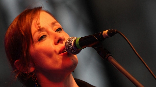 Suzanne Vega pi svém koncertu v Olomouci, na který se na Horní námstí pily