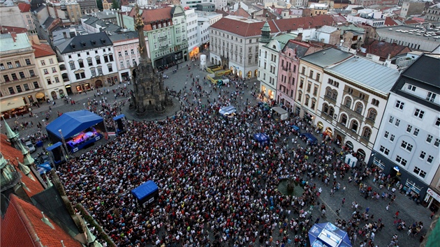 Na koncert Suzanne Vega se na olomoucké Horní námstí pily podívat tisíce