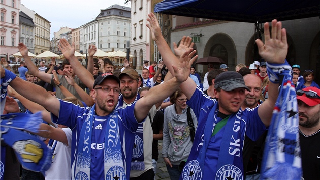 Ped olomouckou radnicí se selo zhruba sto a sto padesát fanouk Sigmy a