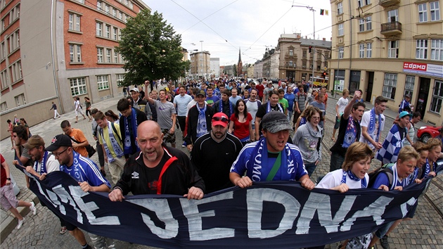 Pochod zhruba sto a sto padesáti fanouk Sigmy od olomoucké radnice k Androvu