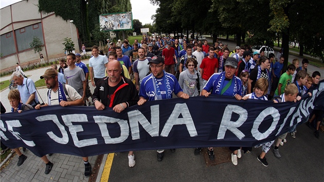 Pochod zhruba sto a sto padesáti fanouk Sigmy od olomoucké radnice k Androvu