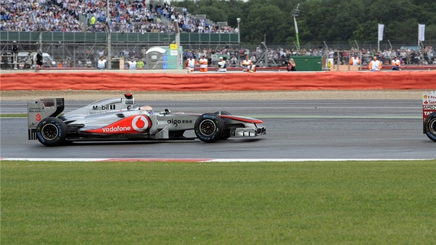 Lewis Hamilton (vlevo) a Felipe Massa ve Velké cen Velké Británie.