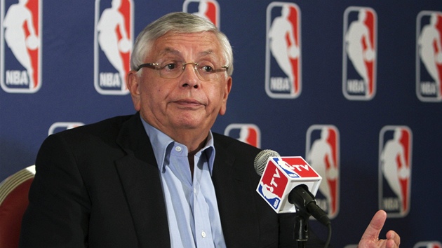 David Stern, komisioná NBA, vyhlauje 1. ervence výluku. Od té doby se mnoho nezmnilo.