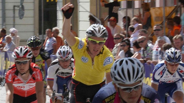 Stanislav Kozubek ve žlutém trikotu pro prvního muže Czech Cykling Tour. Stanislav Kozubek ve žlutém trikotu pro prvního muže Czech Cykling Tour.