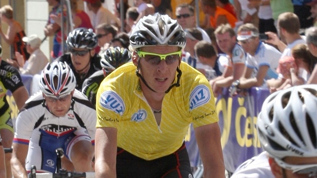 Stanislav Kozubek ve lutém trikotu pro prvního mue Czech Cykling Tour.