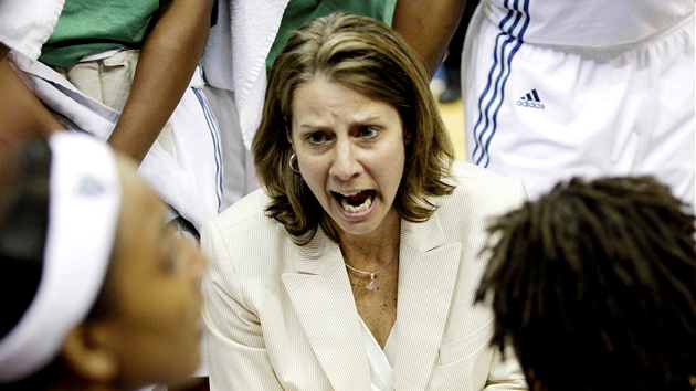 MOMENTKA Z WNBA: Cheryl Reeveová, trenérka Minnesoty Lynx, rozhodně není během MOMENTKA Z WNBA: Cheryl Reeveová, trenérka Minnesoty Lynx, rozhodně není během