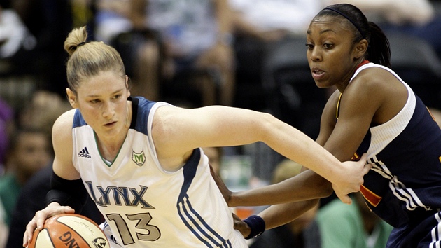 MOMENTKA Z WNBA: Lindsay Whalenová (vlevo) z Minnesoty Lynx bojuje s obranou MOMENTKA Z WNBA: Lindsay Whalenová (vlevo) z Minnesoty Lynx bojuje s obranou