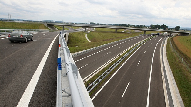 Motoristé od pondlí jezdí po novém úseku dálnice D1 od Hulína do íkovic.