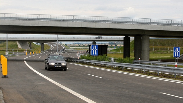 Motoristé od pondlí jezdí po novém úseku dálnice D1 od Hulína do íkovic.