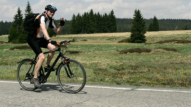 Cyklista projídí kolem raelinit v Kruných horách