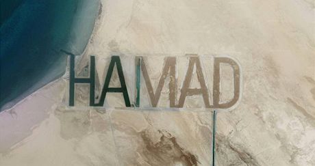 Miliardáský ejk Hamád bin Hamdán an-Nahaján nechal vepsat své jméno do pout.