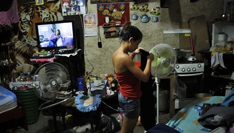 14letá Diana Olmosová rovná prádlo ve svém pokoji v 7. pate nedokoneného