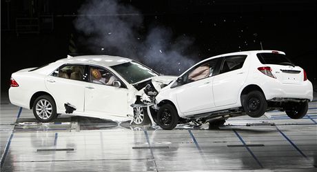 Automobily toyota se sráí bhem demonstrativního crash testu v továrn v