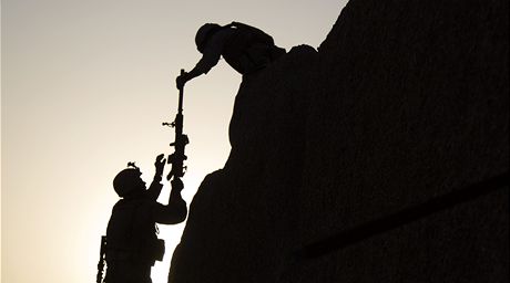 Amerit marici bhem ptrn po povstalcch z Talibanu v provincii Hlmand