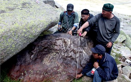 íntí experti pemují obí meteorit nalezený v Altaji. (18. ervence 2011)
