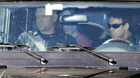 Nortí policisté vezou Anderse Behringa Breivika k výslechu. (28. ervence 2011)