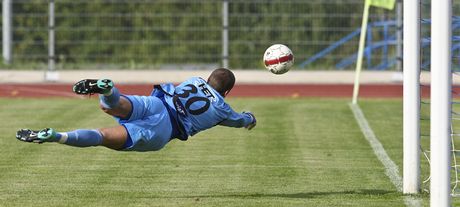 Teplický branká Grigar plachtí za míem v generálce proti Ústí, jako jednika zejm zane i ligu.