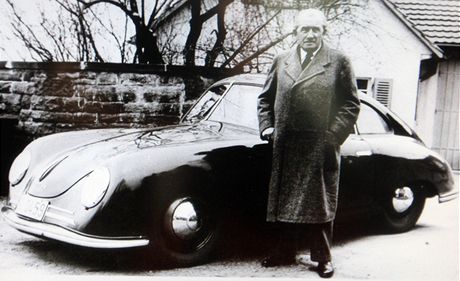 Automobilový konstruktér Ferdinand Porsche stál za zrodem kultovních sportovních aut.