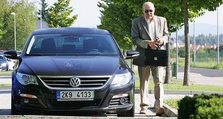 editel karlovarské nemocnice Zdenk Horák s novým luxusním sluebním autem VW
