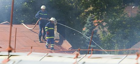 Hasii likvidují poár v areálu firmy v Holoubkov na Rokycansku