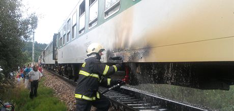 Hasii likvidují poár vagonu rychlíkové soupravy u Hrdjovic na