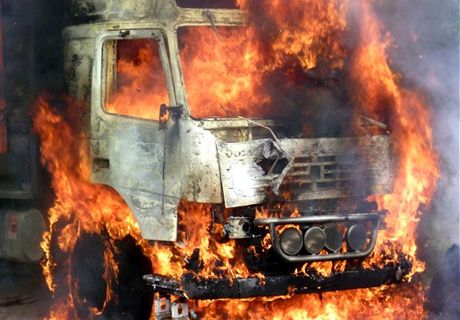 Poár zcela zniil nákladní auto na svoz deva u Struné na Karlovarsku.