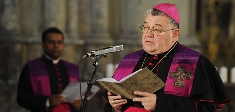 Pod prohláením jsou podepsaní arcibiskup Dominik Duka, pedseda Ekumenické rady církví Joel Ruml a pedseda Federace idovských obcí Jií Daníek.