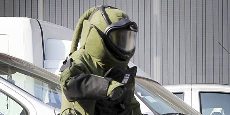 Policejní pyrotechnici a specialisté zasahovali v Sivicíh na Brnnsku, kde mu objevil nálo pod svým autem. Ilustraní foto