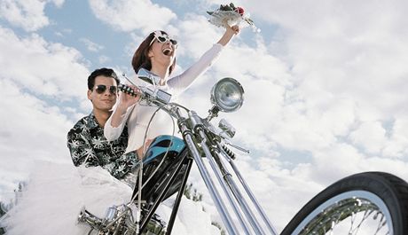 Chcete netradiní svatbu? Nebojte se být originální. Co teba vydat se k oltái na motorce? (Ilustraní snímek)