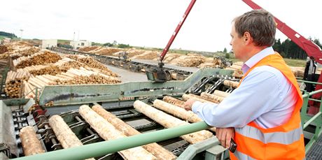 Pila ve dírci nad Doubravou, na snímku jednatel firmy Frantiek Vomoil 