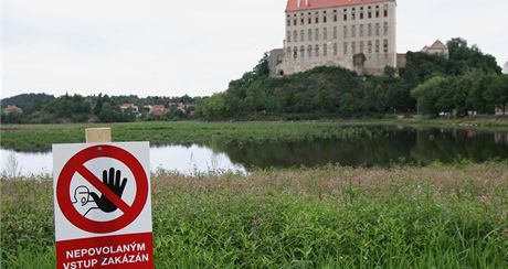 Hráz Podhradského rybníka v Plumlov na Prostjovsku prosakuje. Doká se proto opravy.